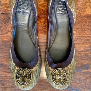 TORY BURCH CAROLINE GOLD ELASTICIZED FLATS 7.5M